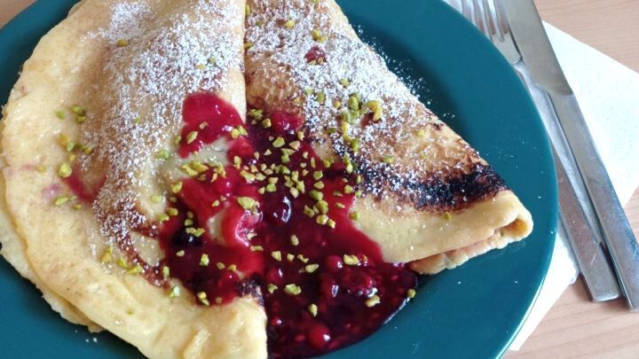 Süße gefüllte Pfannkuchen mit Beeren