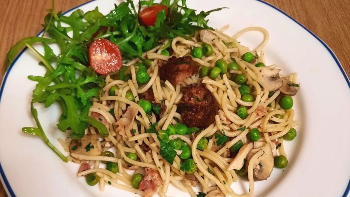 Spaghetti mit Champignons, Rucola und Erbsen