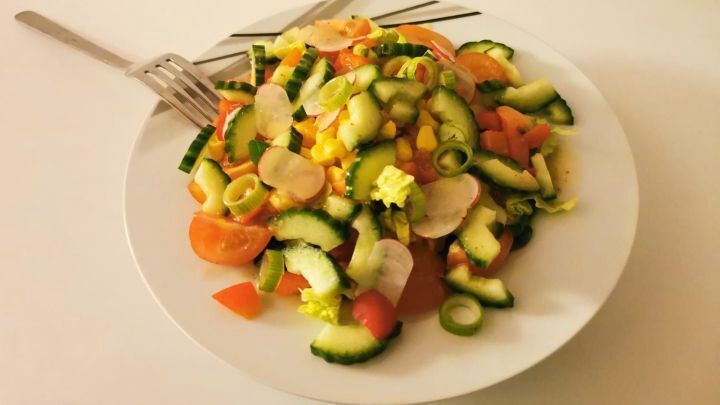 Bunter Salat mit Radieschen und Frühlingszwiebeln