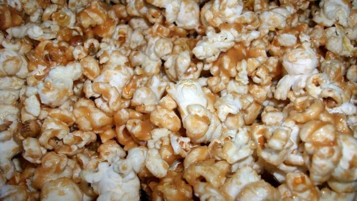 Popcorn mit Honig und Erdnussbutter selber machen