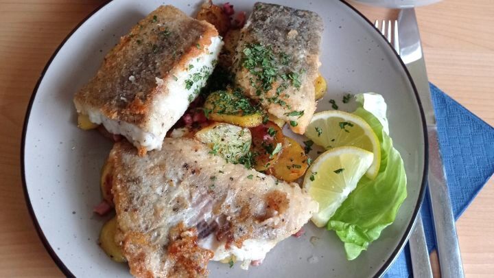 Hamburger Pannfisch mit Senfsauce und Bratkartoffeln