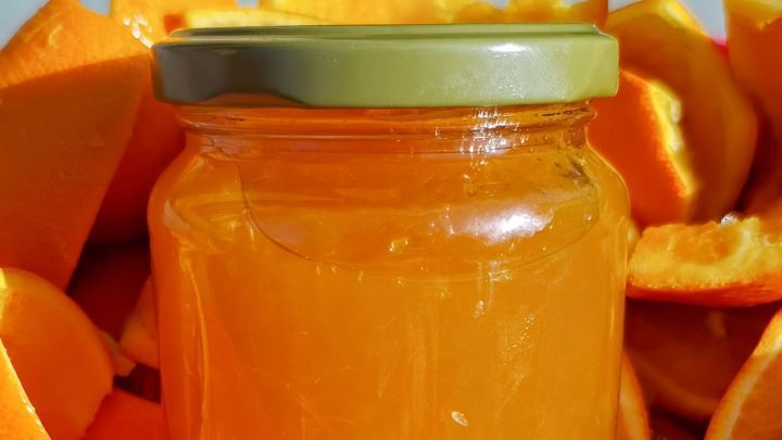 Orangenmarmelade mit Fruchtfleisch