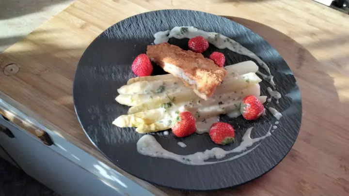 Knuspriges Schnitzel trifft auf frischen Spargel aus der Saison – einfach zubereitet, günstig & lecker.