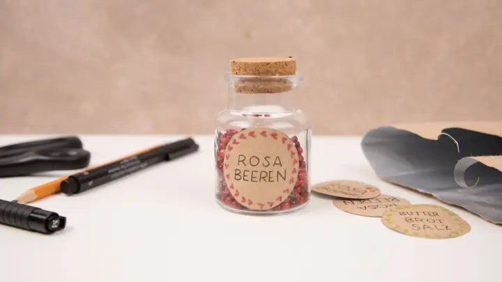 Upcycling-Trick aus der Küche: Mach dir im Handumdrehen haltbare, wasserfeste Etiketten.