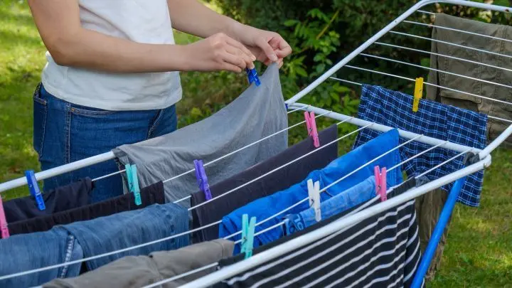Auch im Haushalt kannst du Strom sparen, indem du z. B. deine Wäsche draußen aufhängst, anstatt sie im Trockner zu trocknen. Auch im Haushalt kannst du Strom sparen, indem du z. B. deine Wäsche draußen aufhängst, anstatt sie im Trockner zu trocknen.