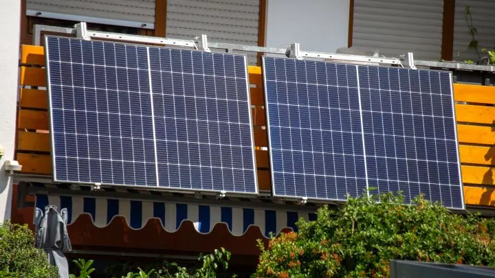 Im Sommer kannst du die Sonne mit einem Balkonkraftwerk effektiv für Solarenergie nutzen und somit „normalen“ Strom sparen. Im Sommer kannst du die Sonne mit einem Balkonkraftwerk effektiv für Solarenergie nutzen und somit „normalen“ Strom sparen.