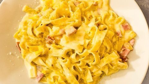 Genieße eine cremige Pasta Carbonara mit geräuchertem Schinken. Dieses Rezept vereint köstliche Aromen und eine einfache Zubereitung für einen herzhaften Genuss. Perfekt für ein schnelles, leckeres Abendessen.