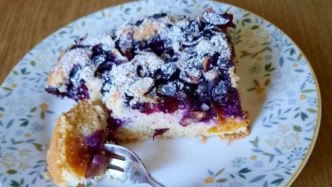 Dieser leckere Heidelbeerkuchen aus Rührteig vom Blech mit den leicht säuerlichen Aprikosen lässt keine Wünsche offen.