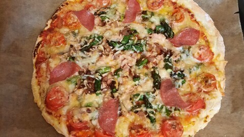 Pizza mit grünem Spargel