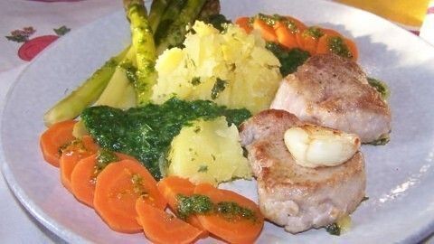 Schweinemedaillons an Spargel, Spinat und Schwenk-Kartoffel