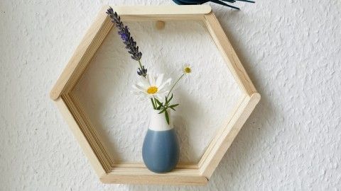 Mini-Hexagon-Regal aus Eisstielen basteln - DIY