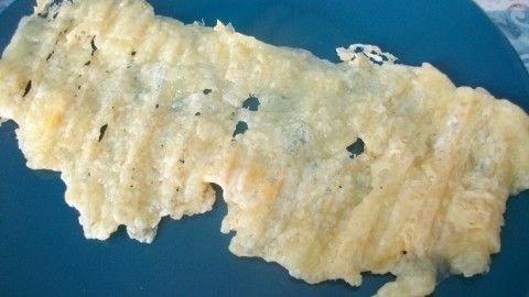 Käsecracker liegen knusprig auf einem blauen Teller und warten darauf, genossen zu werden.