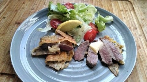 Paniertes Lammfilet mit Salat-Beilage