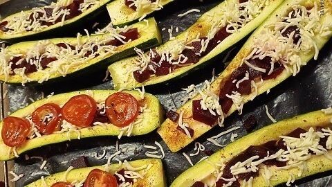 Rote-Beete-Würfel auf Zucchini