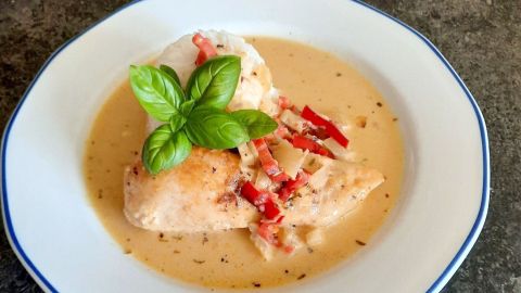 Marry Me Chicken: Geschmortes Hähnchenbrustfilet in Sahnesoße mit Paprika.