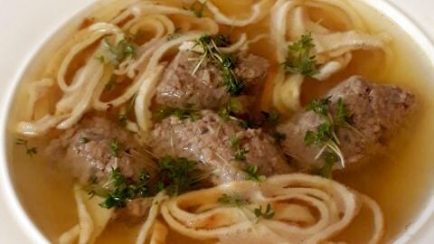 Flädlesuppe mit Leberklößchen ist so lecker: Pfannkuchenstreifen und Leberklöße vereinen sich in einer köstlichen Brühe zu einer sättigenden Mahlzeit.