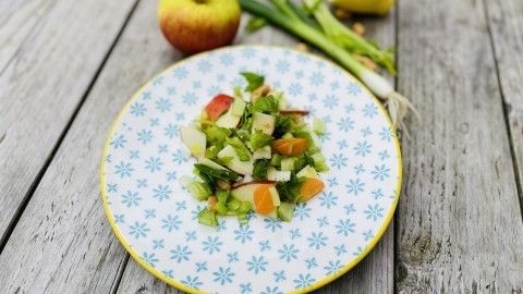 Sellerie-Apfel-Salat mit Datteln und Nüssen