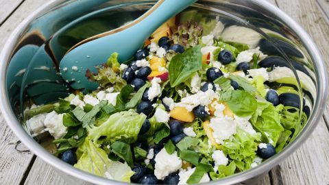 Blaubeer-Feta-Salat mit Pfirsich und Basilikum