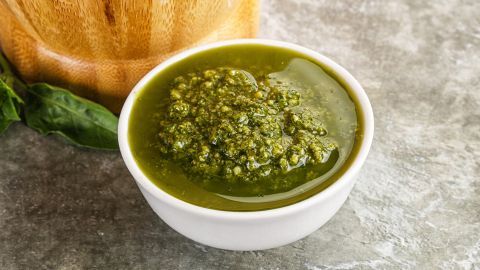 Basilikum-Pesto selber machen – klassisches Rezept