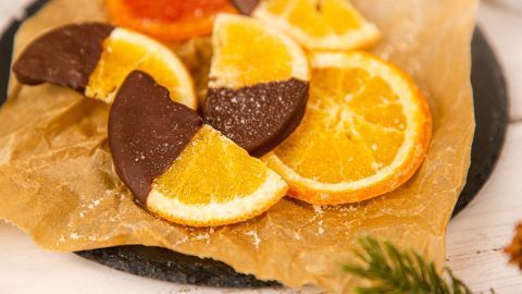 Selbstgemachte kandierte Orangen mit Schokoladenüberzug sind ein leckeres und einfaches DIY-Geschenk.