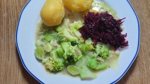 Ein leckeres Gericht voller Gemüse: Genieße eine gesunde Kombination aus Lauchgemüse mit Brokkoli, Kartoffeln und Rotkraut. Perfekt für eine nahrhafte Mahlzeit, einfach zuzubereiten und reich an Geschmack.