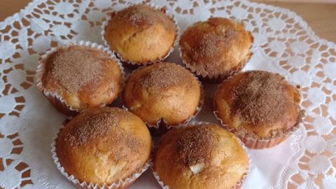 Diese saftigen Apfel-Muffins mit Zimt und Zucker sind perfekt für jede Kaffeetafel. Der Artikel zeigt dir Schritt für Schritt, wie du diese goldbraunen Muffins zubereitest.