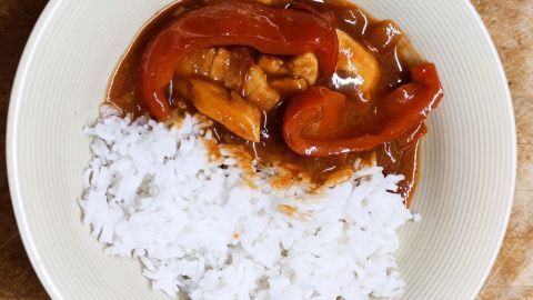 Leckeres Hähnchen-Geschnetzeltes in Currysoße mit Basmati-Reis. Wahlweise passen auch Pommes Frites ganz gut.