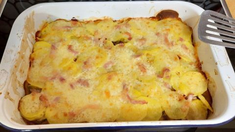 Genieße ein herzhaftes Gratin mit Kartoffeln, Rosenkohl, Roter Bete und Pastinake. Die goldene Kruste aus geschmolzenem Käse sorgt für den perfekten Genussmoment. Perfekt für ein gemütliches Abendessen. Probiere es aus!