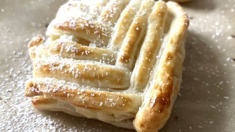 Wie du nach Omas traditionellem Rezept köstliche selbstgemachte Apfeltaschen aus Blätterteig zauberst, erfährst du hier.