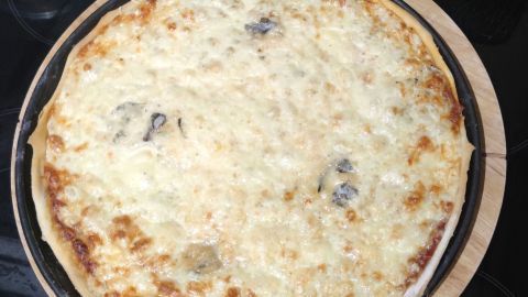 Diese selbstgemachte Vier-Käse-Pizza kombiniert feinen Mozzarella, kräftigen Gorgonzola, würzigen Emmentaler und milden Gouda. Perfekt gebacken zeigt sich hier ein goldbraunes Käseparadies, das dich zum Genießen einlädt.