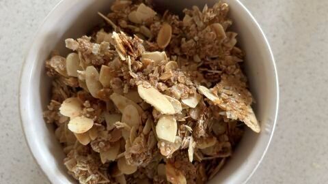 Zucker- und weizenfreies Granola: Ein gesundes Frühstücksrezept, das mit Haferflocken, Mandeln und Leinsamen besticht. Perfekt für alle, die bewusster leben möchten. Bereite dir diese knusprige Leckerei einfach selbst zu!