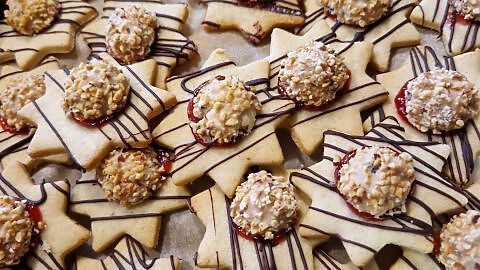 Knusprige Plätzchen in Sternform mit einem Schoko-Giotto-Topping und köstlicher Marmelade. Perfekt für die Weihnachtszeit, bringen diese Giotto-Plätzchen süßen Genuss und festliche Stimmung in die Keksdose. Probiere das Rezept aus!