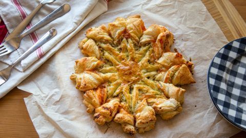 Super einfach und ein echter Hingucker: Dieser Pizza-Stern mit Blätterteig ist das perfekte Fingerfood an Weihnachten.