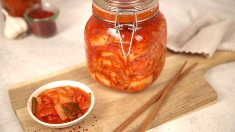 Dieses vegane Kimchi im Glas ist vollgepackt mit unterschiedlichen Geschmäckern, super gesund und mit diesem Rezept ganz einfach zu Hause selber zu machen.