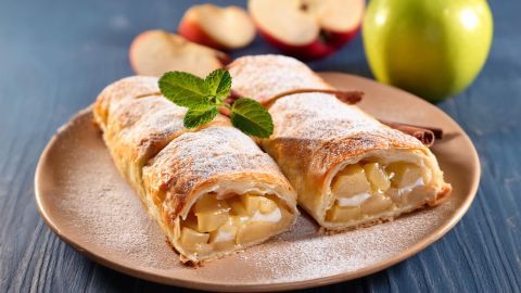 Der Bayrische Apfel-Topfen-Strudel vereint saftige Äpfel mit feinem Topfen in knusprigem Teig. Ein Klassiker, der mit Zimt und Zucker bestäubt einen Hauch von Bayern auf deinen Tisch bringt. Ideal für gemütliche Kaffeerunden!