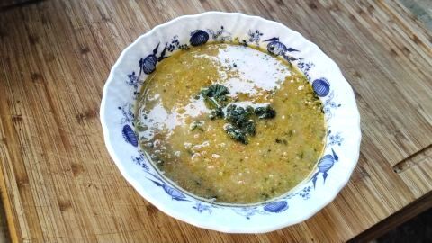 Schnelle Gemüsesuppe: Mit wenigen Zutaten und in kurzer Zeit entsteht eine cremige Suppe voller Vitamine. Perfekt für kalte Tage zum Aufwärmen und Genießen. Lass dich von der einfachen Zubereitung inspirieren.