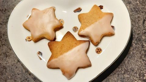 Lust auf schnelle Weihnachtsbäckerei? Dieses gelingsichere Rezept zeigt dir, wie du im Handumdrehen köstliche Zimtsterne zauberst. Perfekt für den spontanen Genuss, wie auf dem herzigen Teller zu sehen!