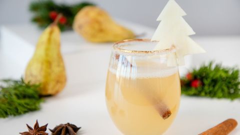 Verleihe deiner Weihnachtsfeier festlichen Glanz mit leckeren Weihnachtscocktails. Der Birne-Zimt-Cocktail, dekoriert mit Zimtstange und Birnen-Tannenbaum, verleiht winterlichen Genuss und kann mit oder ohne Alkohol zubereitet werden.