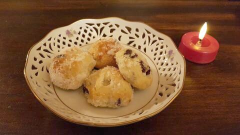 Lass dich von diesem Stollenkonfekt inspirieren: Eine köstliche Variante des klassischen Weihnachtsstollens, perfekt für die Adventszeit. Genieße die saftigen Bissen, verfeinert mit Butter und Zucker, begleitet von gemütlichem Kerzenschein.