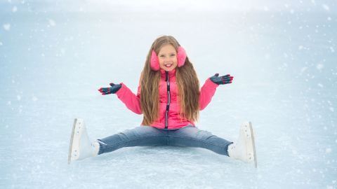 Eis ist glatt, weil eine dünne Wasserschicht beim Druck durch Schlittschuhe entsteht. Diese Aufnahmen zeigen die Freude beim Schlittschuhlaufen und die physikalischen Phänomene, die das Gleiten ermöglichen.