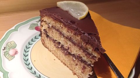 Ein herrlicher Schokoladen-Zitronen-Kuchen, der die perfekte Kombination aus süß und fruchtig bietet. Lass dich von diesem leckeren Kuchen inspirieren, der durch seine Schichten und die Zitronenscheibe obendrauf überzeugt.