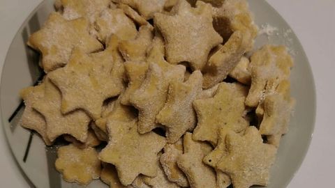 Probiere winterliche Vanillekipferl mit einem ungewöhnlichen Twist: Sternenform. In diesem Rezept werden sie kreativ gewürzt und verzaubern mit ihrem einzigartigen Geschmack. Perfekt für gemütliche Nachmittage.