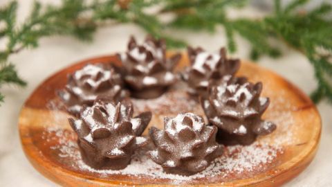 Bereichere deine Weihnachtstafel mit diesen köstlichen selbstgemachten Schoko-Tannenzapfen aus Marzipan.