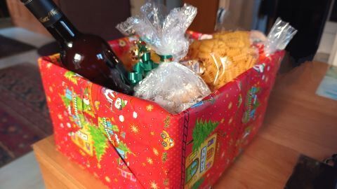 Kreiere einen festlichen Geschenkkorb mit persönlichen Leckereien: Wein, Kekse und Pasta. Perfekt als handgemachtes Weihnachtsgeschenk und eine liebevolle Überraschung für Freunde und Familie. Lass deiner Kreativität freien Lauf!