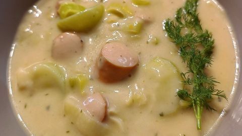 Genieße eine herzhafte Lauchsuppe mit Würstchen: Perfekt für kalte Tage. Dieses cremige Gericht wärmt dich von innen und ist einfach zuzubereiten. Ideal als wärmende Mahlzeit für die ganze Familie.