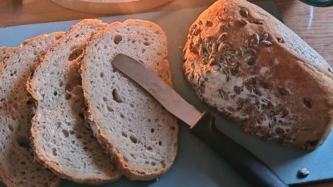 Dieses selbstgebackene, einfache Brot kannst du ganz ohne Maschine backen und ist perfekt für Anfänger geeignet. Genieße es frisch aufgeschnitten bei deinem nächsten Frühstück!