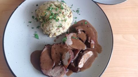 Dieser Wildschweinbraten mit Kartoffel-Maronen-Püree bringt einen festlichen Geschmack auf deinen Teller. Ideal als Gericht zu besonderen Anlässen.