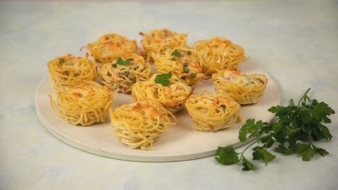 Diese Spaghetti-Muffins sind so lecker und du kannst es ganz leicht nachmachen. Du brauchst auch nur ganz wenige Zutaten dafür.