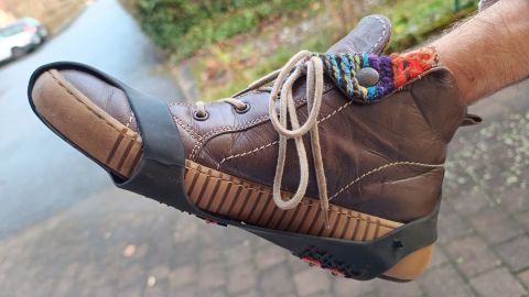 Mit Spikes für Deine Schuhe sorgst Du für sicheren Halt auf rutschigen Wegen. Das Bild zeigt eine praktische Lösung für mehr Trittsicherheit im Winter. Ideal für jeden, der auf glatten Oberflächen unterwegs ist.