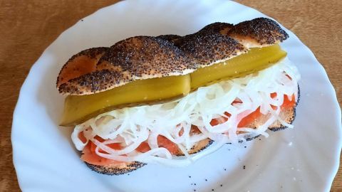 Genieße ein leckeres Lachsbrötchen mit Mohn, Zwiebeln und Gewürzgurke! Dieses Rezept kombiniert den zarten Geschmack von Lachs mit würziger Frische und bietet eine einfache Möglichkeit, ein herzhaftes Frühstück oder Mittagessen zuzubereiten.